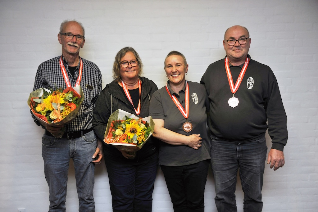Medaljetagerne i Touring-klassen – f.v. Arne/Lone Fasberg (guld) og Birch Johannesen/Maria Johannesen (bronze).
(Foto: Morten Alstrup)